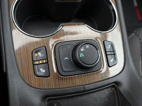 Used 2022 GMC Acadia SLE w/ Driver Convenience Package FWD image 3