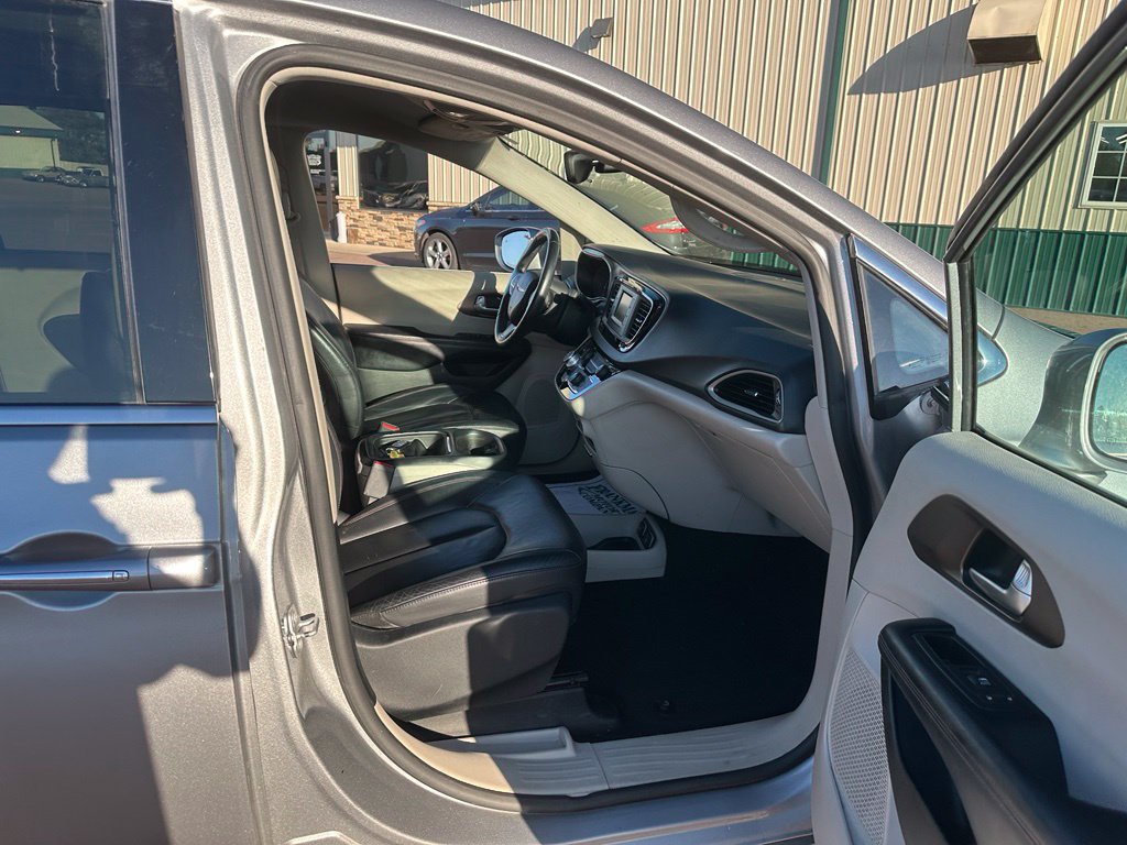 Used 2017 Chrysler Pacifica Touring-L FWD image 28