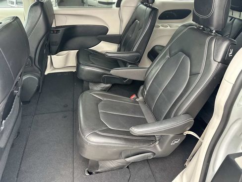 Used 2024 Chrysler Pacifica Touring-L FWD image 12