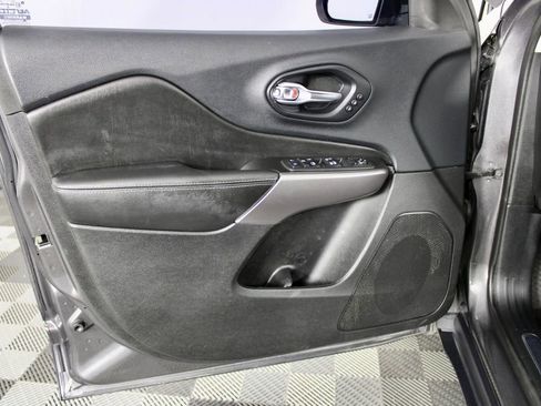 Used 2019 Jeep Cherokee Limited image 14