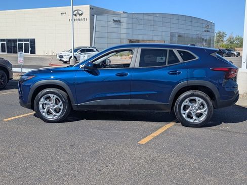 Used 2024 Chevrolet Trax LS w/ LS Convenience Package FWD image 3