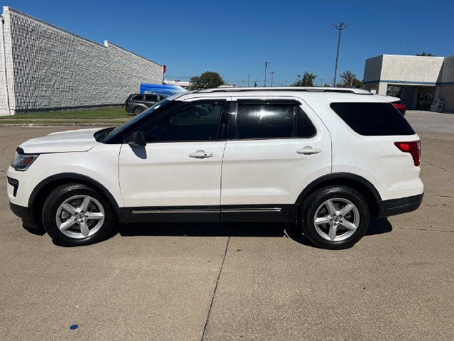 Used 2018 Ford Explorer XLT FWD image 2