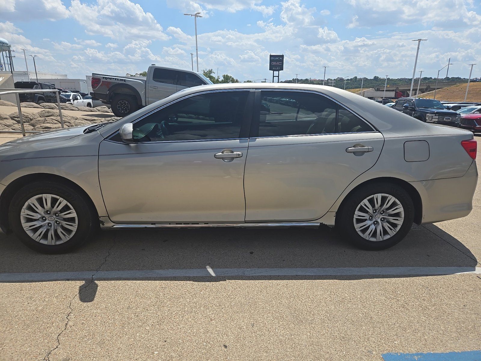 Used 2013 Toyota Camry LE FWD image 2