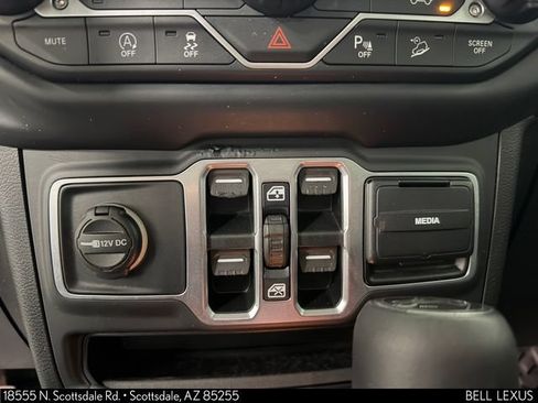 Used 2018 Jeep Wrangler Unlimited Sahara AWD/4WD image 26