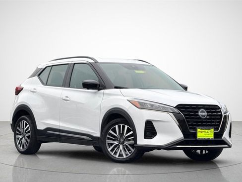 Used 2024 Nissan Kicks SR image 2