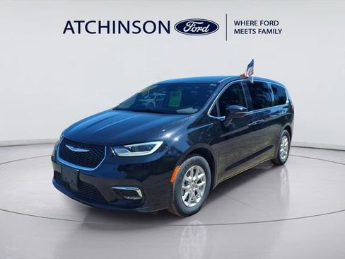 Used 2024 Chrysler Pacifica Touring-L FWD image 1