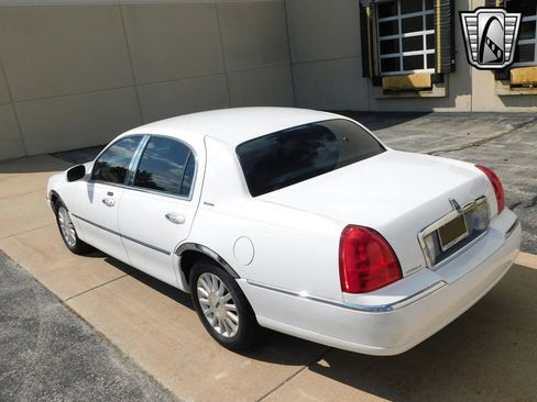 Used 2003 Lincoln Town Car Executive image 4