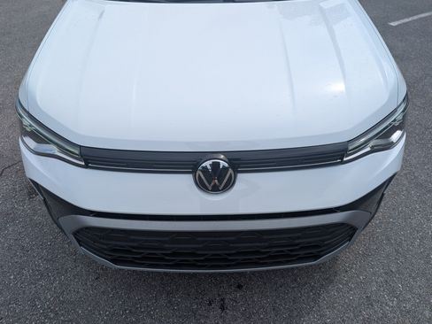 Used 2025 Volkswagen Taos SE w/ Panoramic Sunroof Package FWD image 12