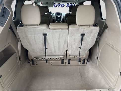 Used 2016 Chrysler Town & Country Touring image 9