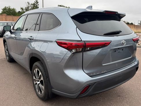 Used 2021 Toyota Highlander XLE AWD/4WD image 4
