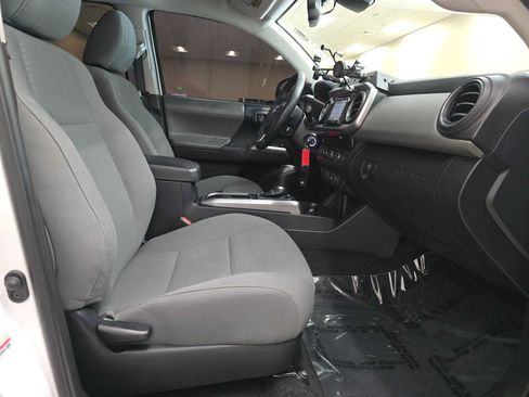 Used 2018 Toyota Tacoma SR5 AWD/4WD image 27