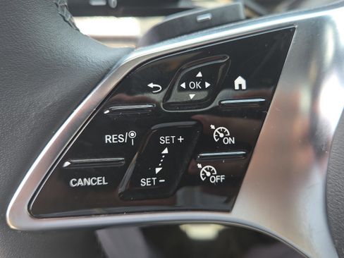 Used 2025 Mercedes-Benz GLC 300 image 23