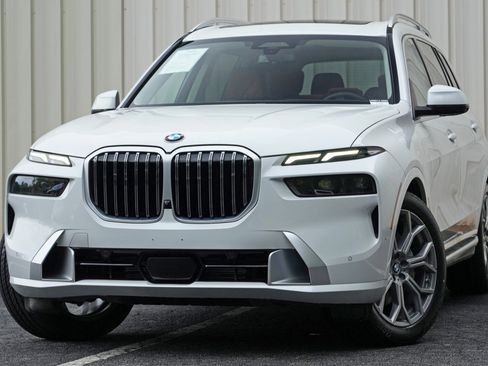 Used 2024 BMW X7 xDrive40i AWD/4WD image 3