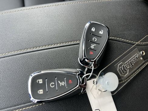 Used 2023 Chevrolet Traverse LT image 38