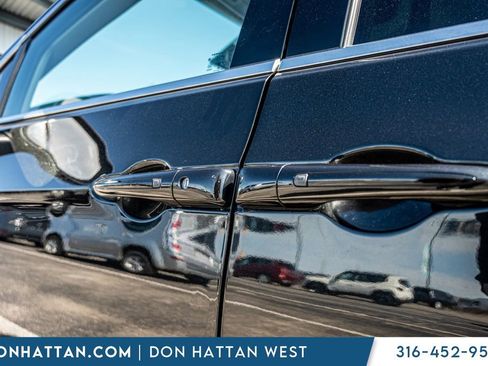 Used 2023 Chrysler Pacifica Touring-L FWD image 31