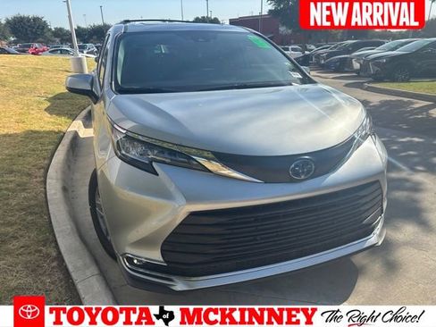 Used 2023 Toyota Sienna XLE FWD image 1
