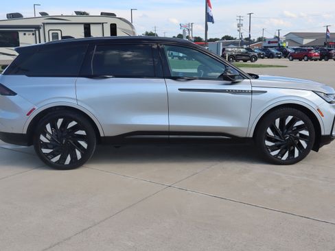 Used 2024 Lincoln Nautilus Reserve w/ Equipment Group 202A AWD/4WD image 4