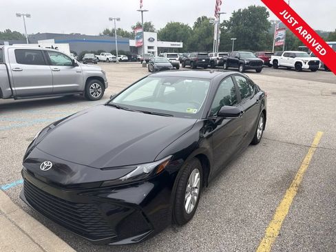 Used 2025 Toyota Camry LE w/ Convenience Package FWD image 1