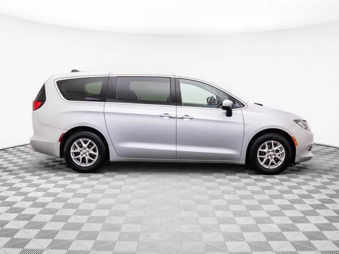 Used 2023 Chrysler Voyager LX image 8