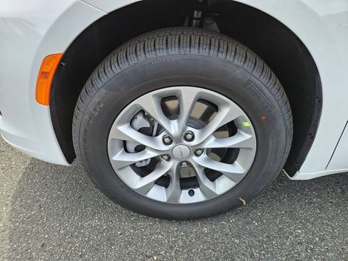 New 2027 Chrysler Pacifica Select AWD/4WD image 9