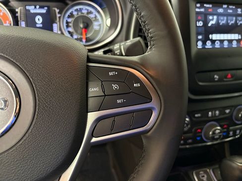 Used 2019 Jeep Cherokee Latitude Plus w/ Comfort/Convenience Group FWD image 21