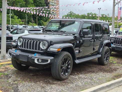 Used 2024 Jeep Wrangler Unlimited Sahara w/ Technology Group AWD/4WD image 2
