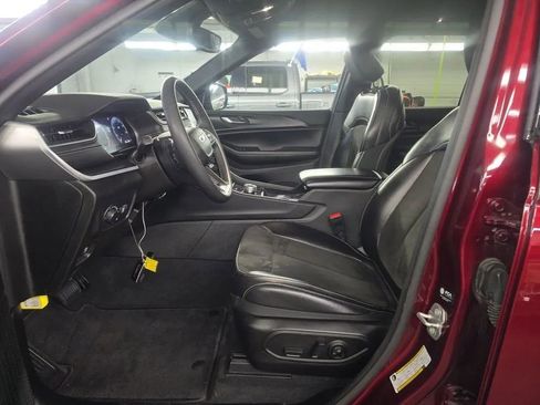 Used 2024 Jeep Grand Cherokee Altitude AWD/4WD image 7