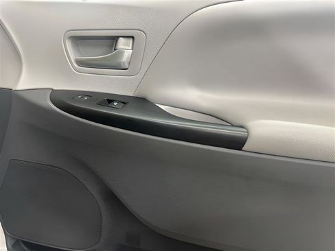 Used 2019 Toyota Sienna LE FWD image 39
