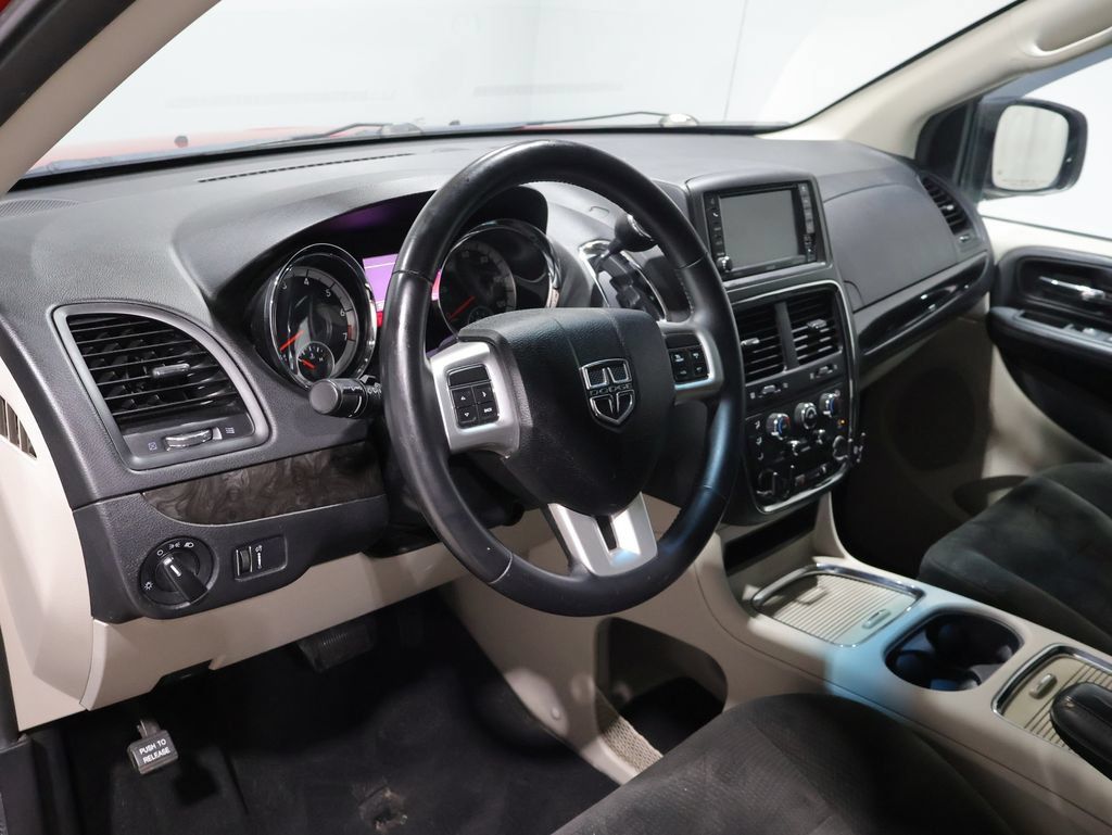 Used 2015 Dodge Grand Caravan SXT w/ Rear Park Assist Package FWD image 23
