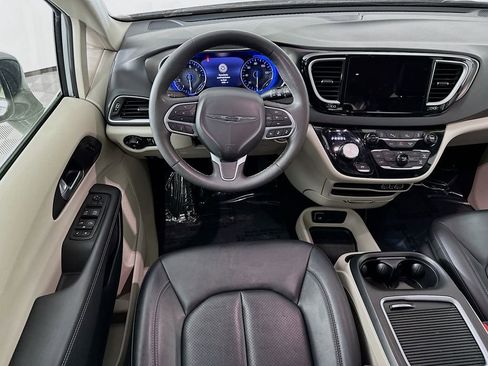 Certified 2024 Chrysler Pacifica Touring-L image 31