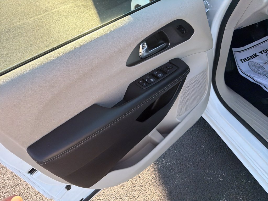 Used 2024 Chrysler Pacifica Touring-L FWD image 10
