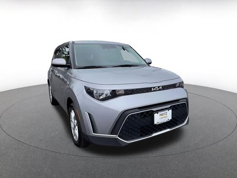 Used 2025 Kia Soul LX w/ LX Technology Package FWD image 3