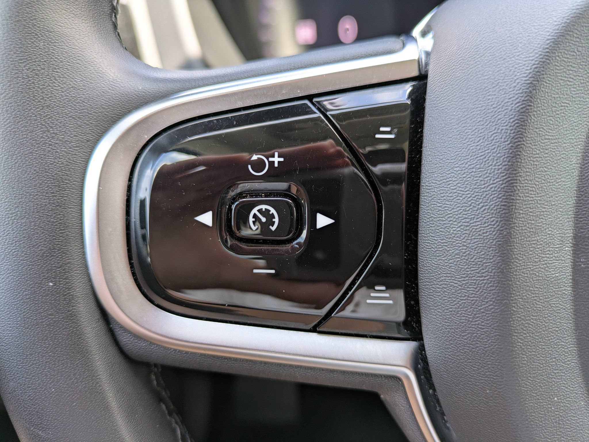 Used 2024 Volvo XC60 B5 Plus AWD/4WD image 27