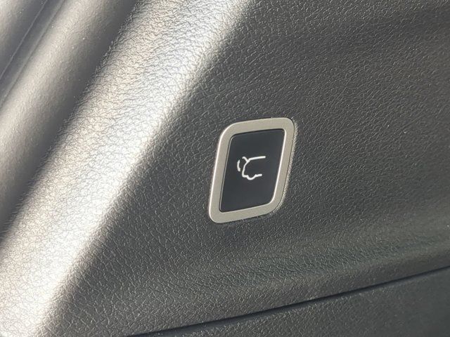 Used 2025 Chrysler Pacifica Pinnacle w/ Trailer Tow Group FWD image 15