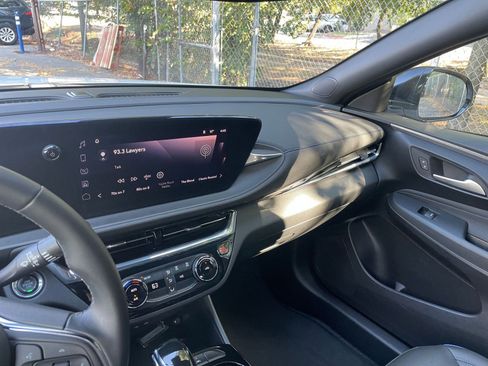 Used 2025 Buick Envista Sport Touring image 18