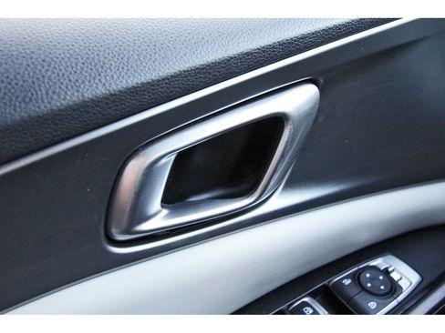 Used 2022 Kia Carnival LX FWD image 21