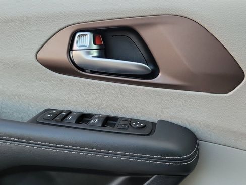 Used 2024 Chrysler Voyager LX image 14