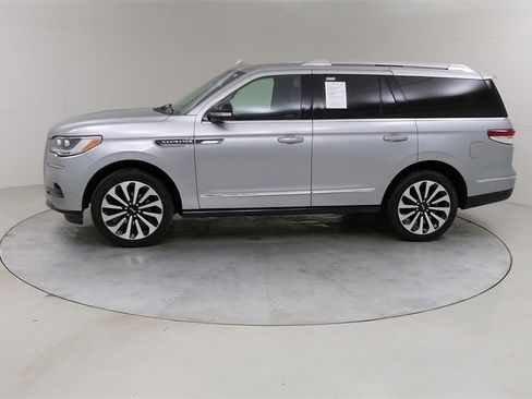 Used 2022 Lincoln Navigator Reserve image 19