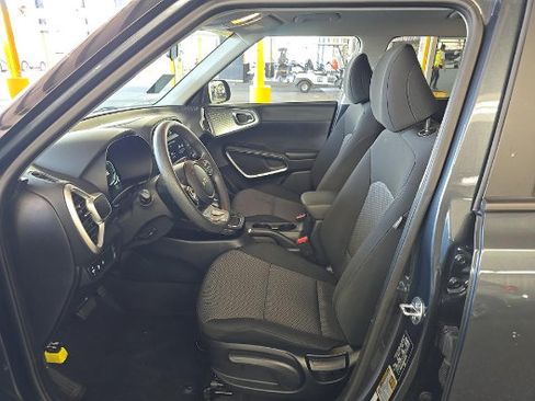 Used 2025 Kia Soul LX w/ LX Technology Package FWD image 5