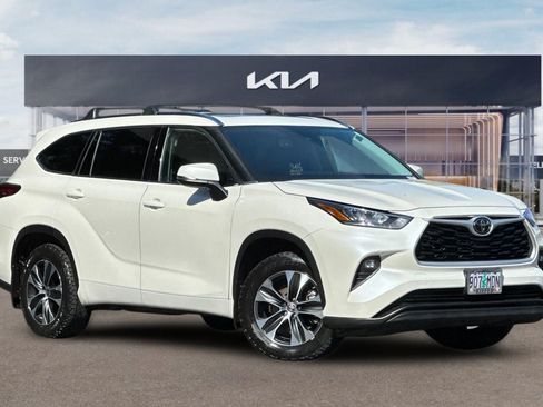 Used 2020 Toyota Highlander XLE AWD/4WD image 2