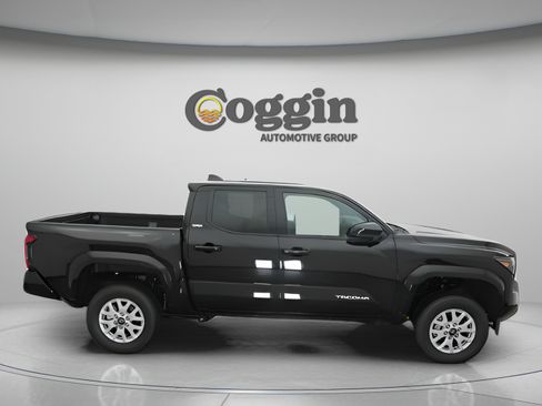Used 2025 Toyota Tacoma SR5 AWD/4WD image 21