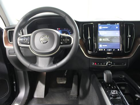 Used 2023 Volvo XC60 B5 Plus image 2