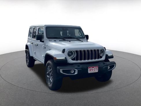 Used 2025 Jeep Wrangler Sahara image 3