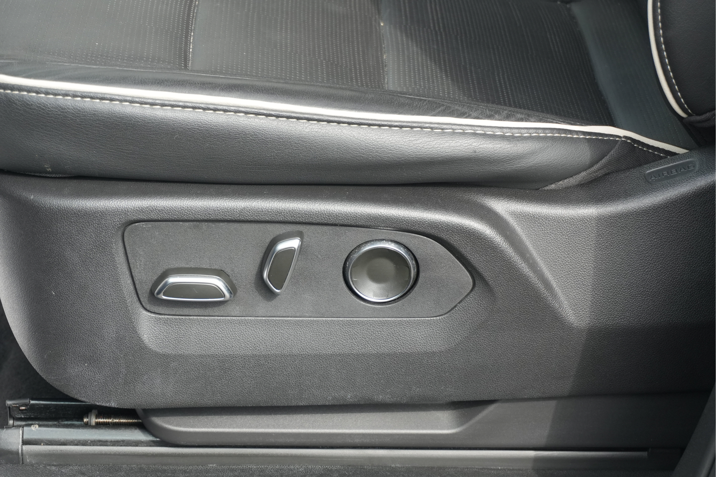 Used 2025 Cadillac Escalade Premium Luxury AWD/4WD image 19
