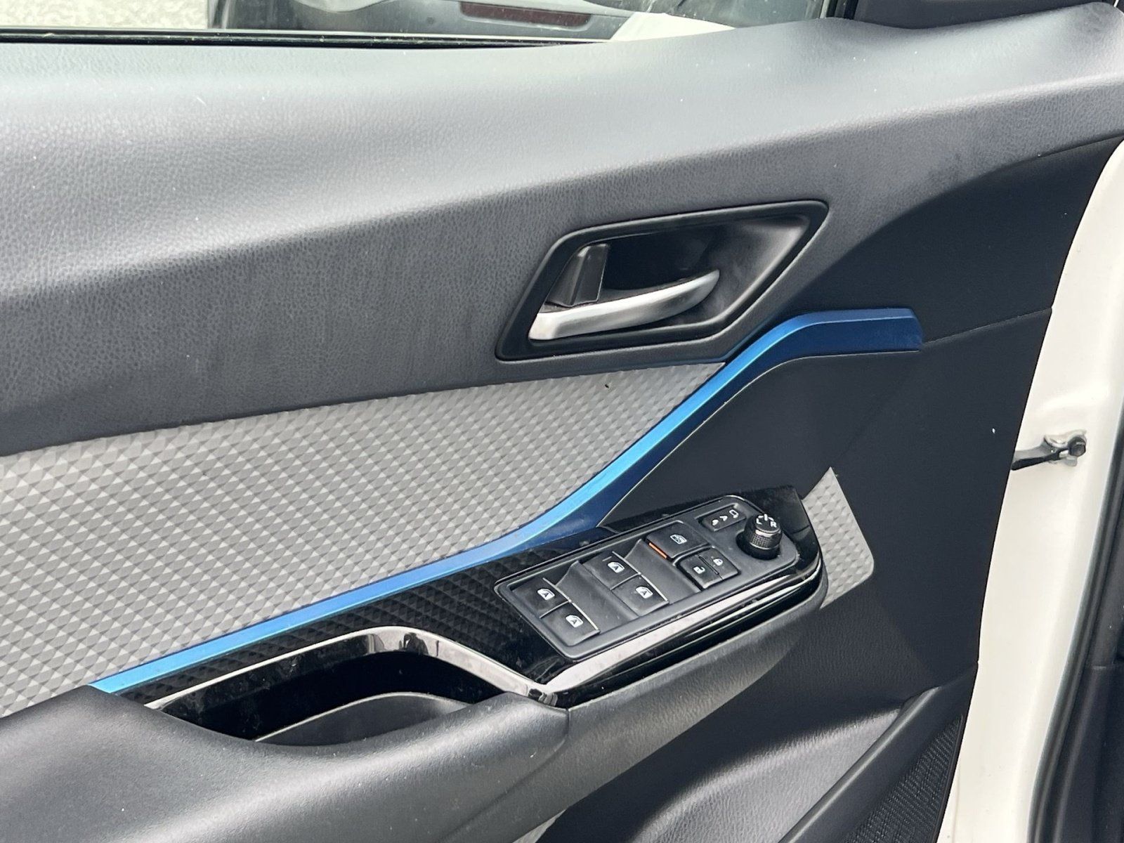 Used 2019 Toyota C-HR XLE FWD image 14