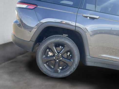 Used 2023 Jeep Grand Cherokee Limited w/ Black Appearance Package AWD/4WD image 23