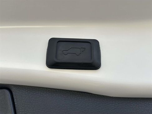 Used 2025 Toyota RAV4 XLE Premium image 9