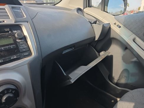 Used 2010 Toyota Yaris 4-Door Hatchback image 24