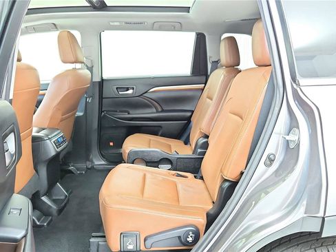 Used 2017 Toyota Highlander Limited Platinum image 16