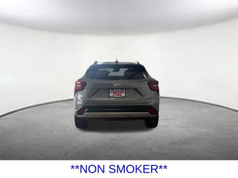 Used 2025 Chevrolet Trax LT FWD image 4